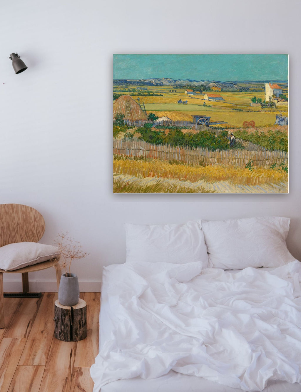 A Colheita (1888) de Vincent van Gogh na parede de um quarto