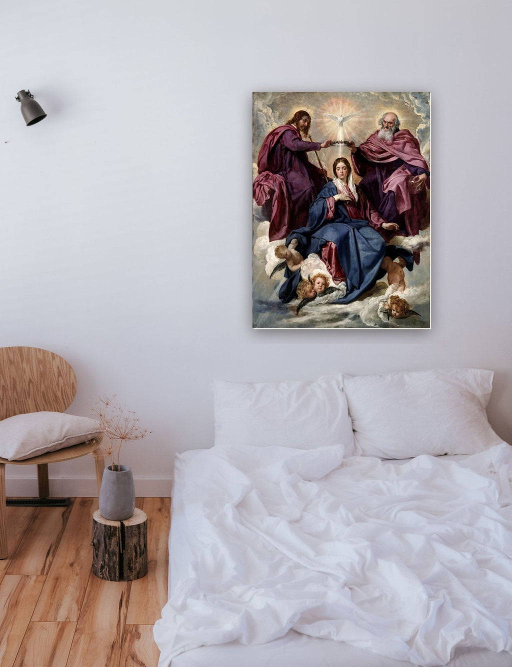A Coroação da Virgem de Diego Velázquez na parede de um quarto