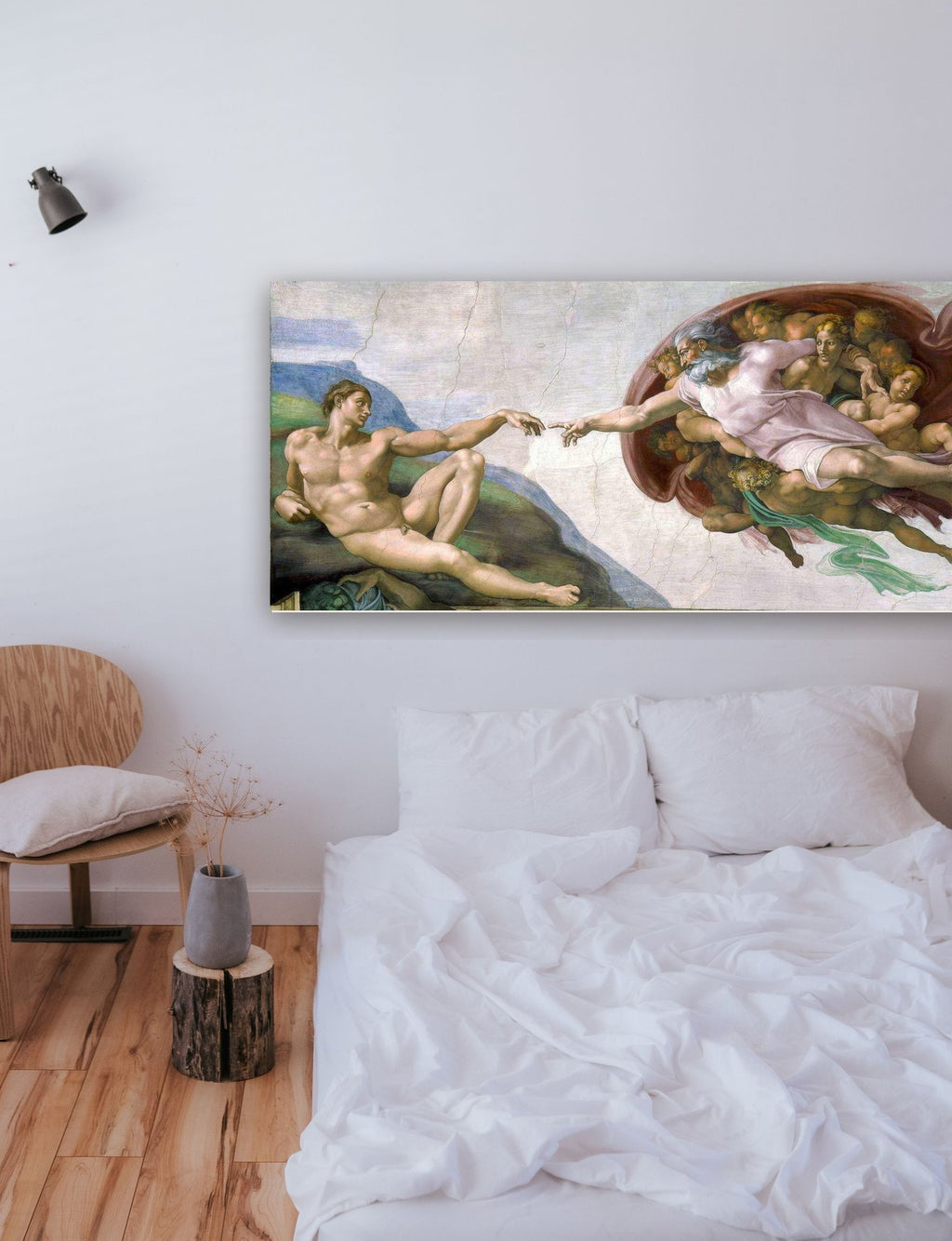 A Criação de Adão de Michelangelo na parede de um quarto