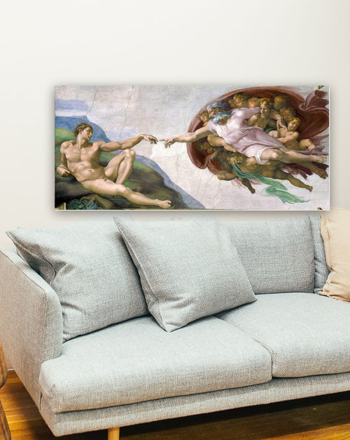 A Criação de Adão de Michelangelo na parede de uma sala