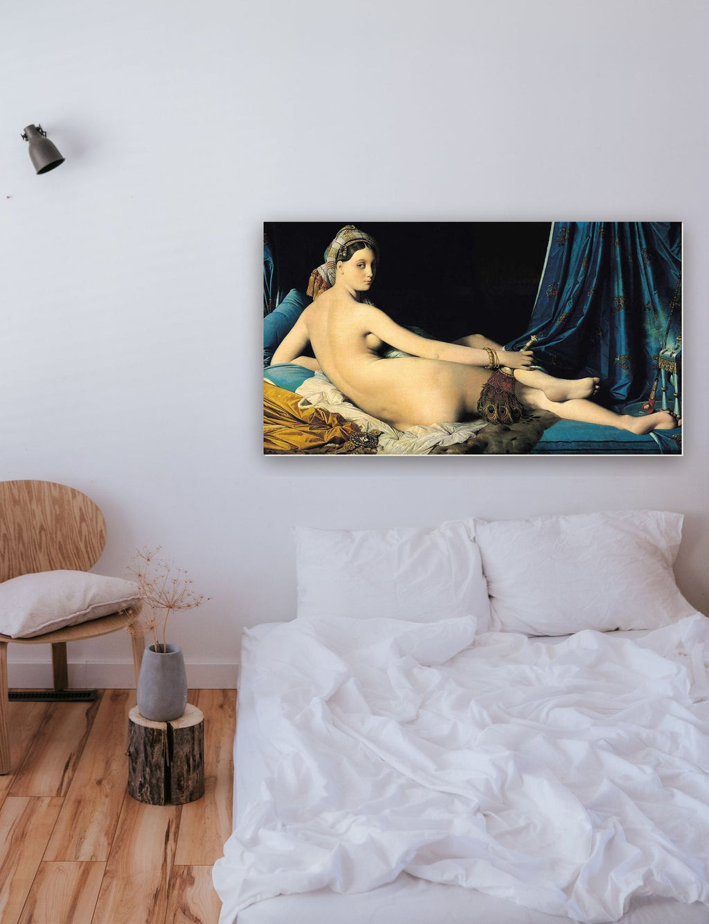 A Grande Odalisca de Jean-Auguste Ingres na parede de um quarto