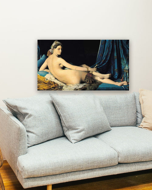 A Grande Odalisca de Jean-Auguste Ingres na parede de uma sala