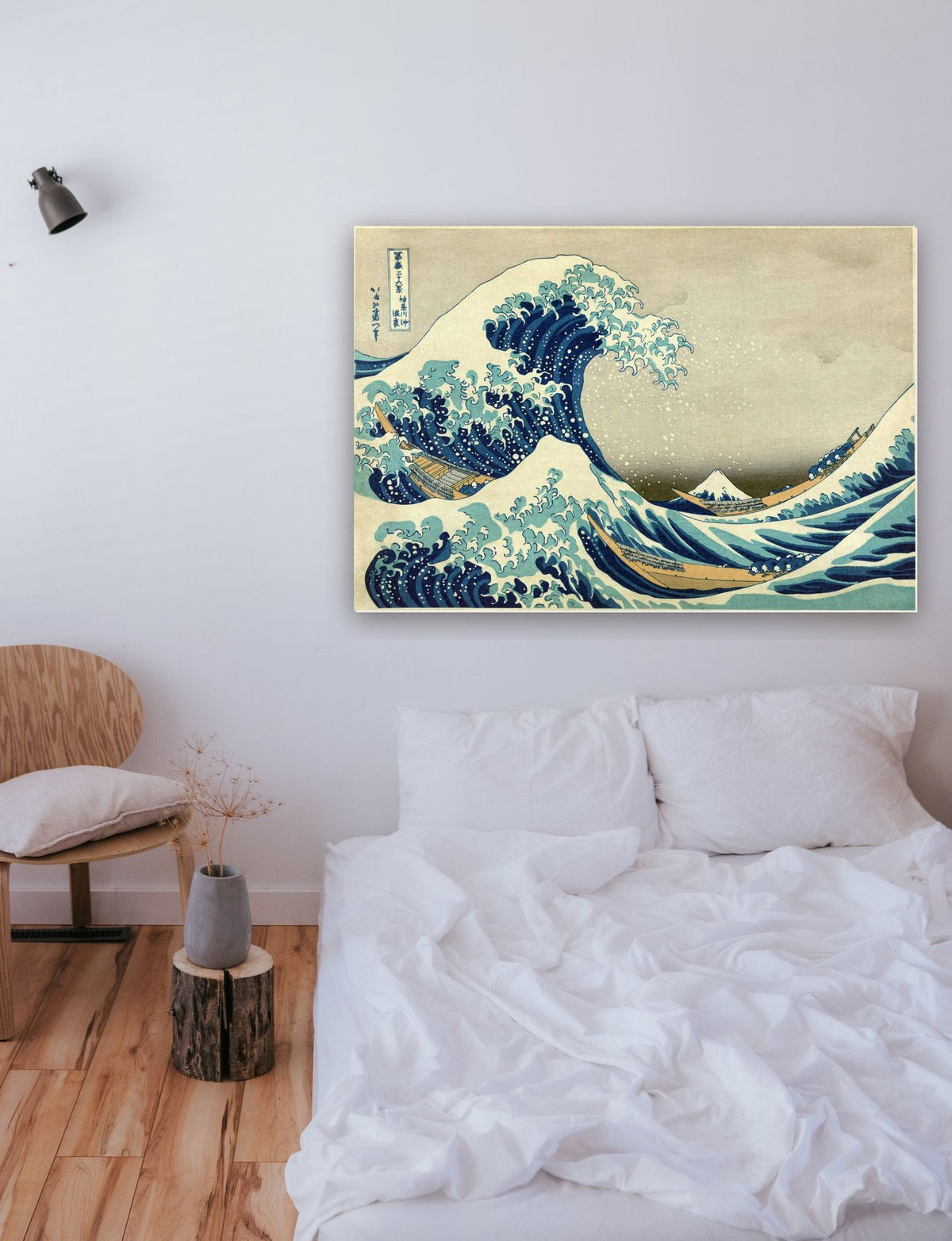 A Grande Onda de Kanagawa de Katsushika Hokusai na parede de um quarto
