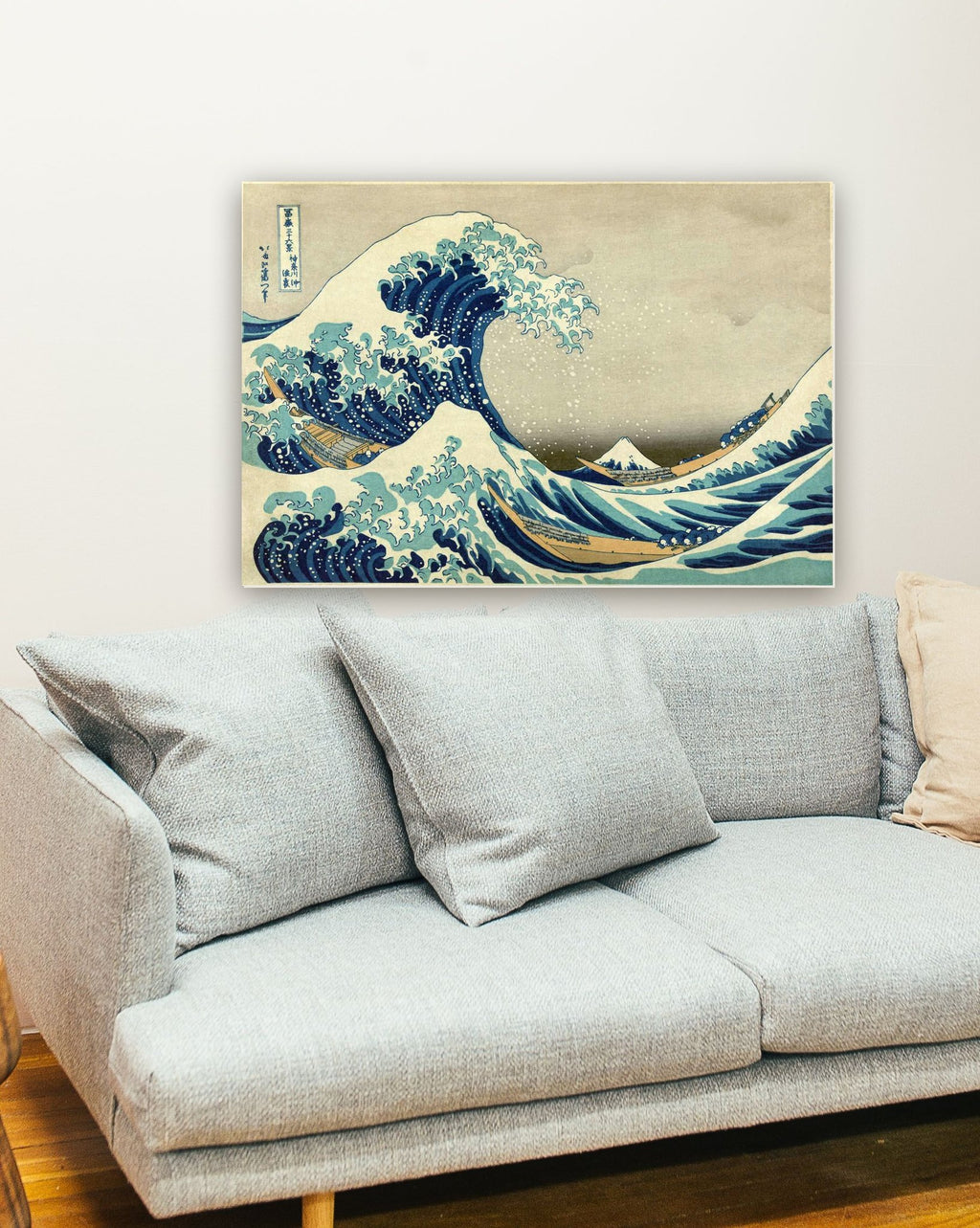 A Grande Onda de Kanagawa de Katsushika Hokusai na parede de uma sala