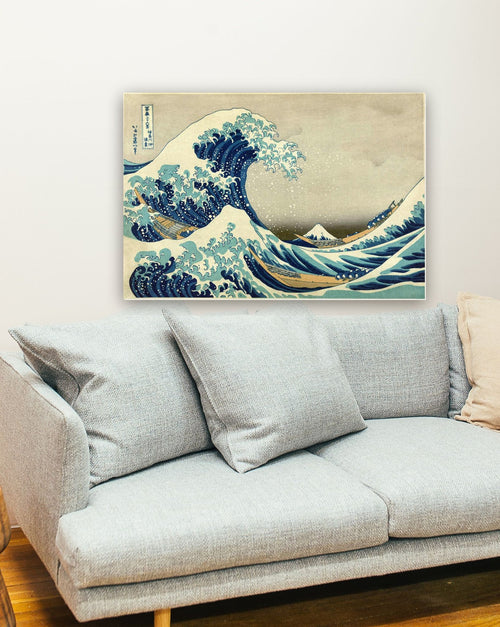 A Grande Onda de Kanagawa de Katsushika Hokusai na parede de uma sala