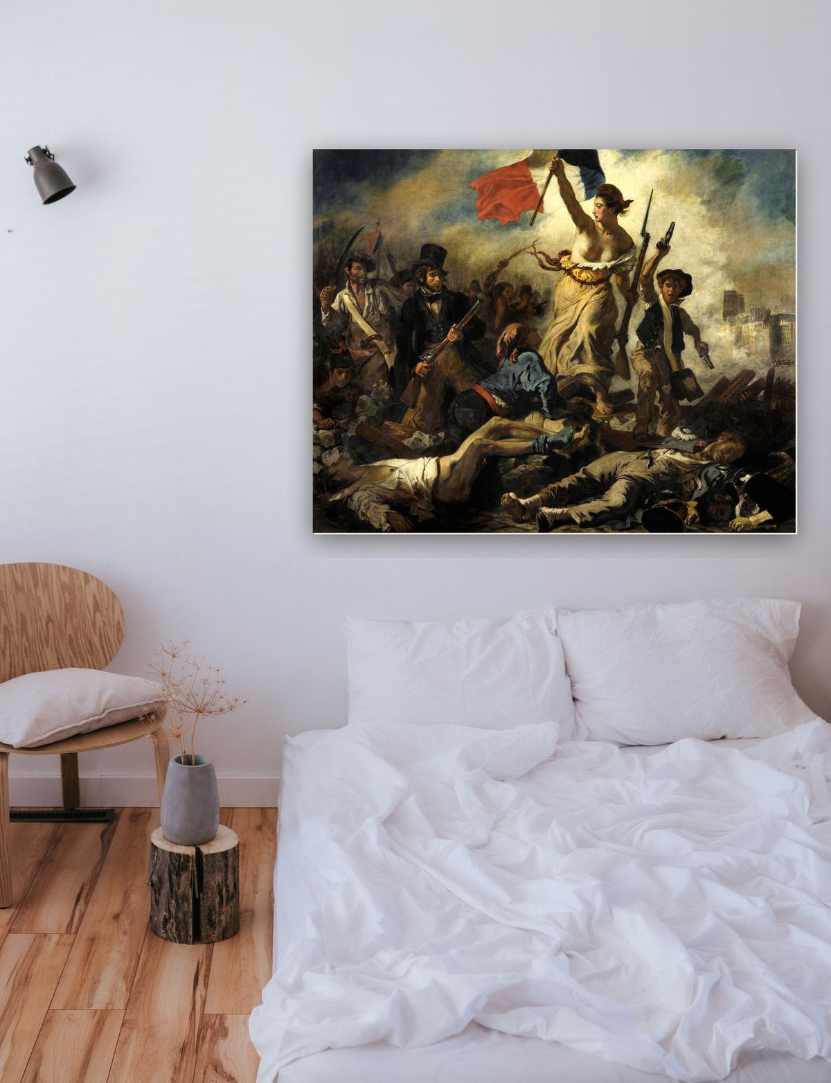 A Liberdade Guiando o Povo de Eugène Delacroix na parede de um quarto