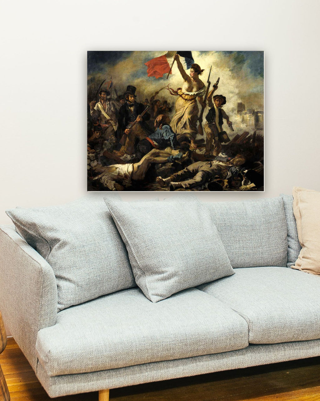 A Liberdade Guiando o Povo de Eugène Delacroix na parede de uma sala