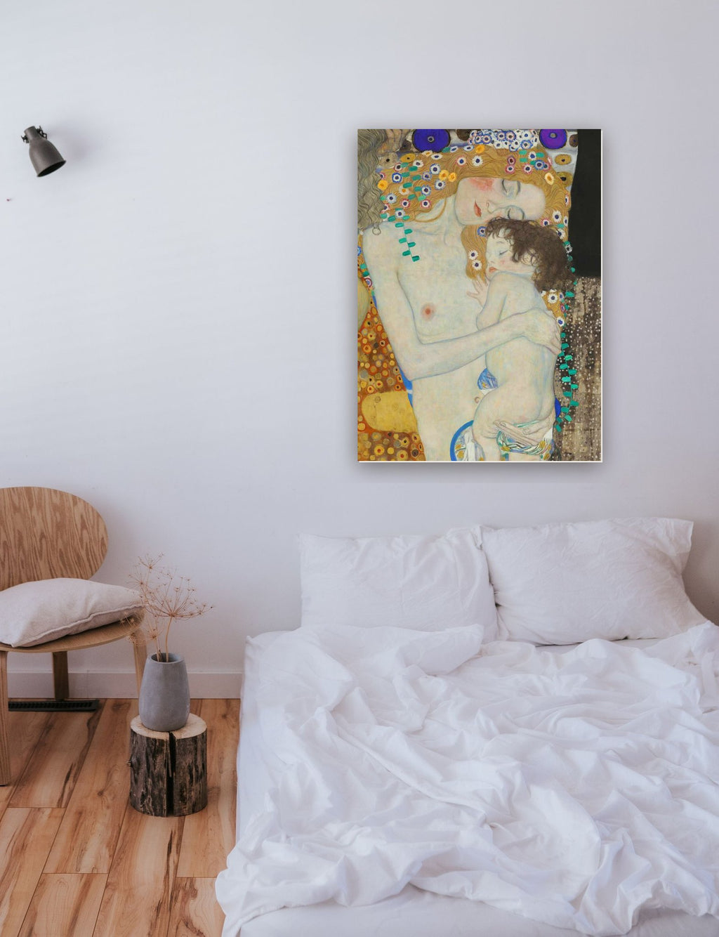A Mãe e o Filho de Gustav Klimt na parede de um quarto