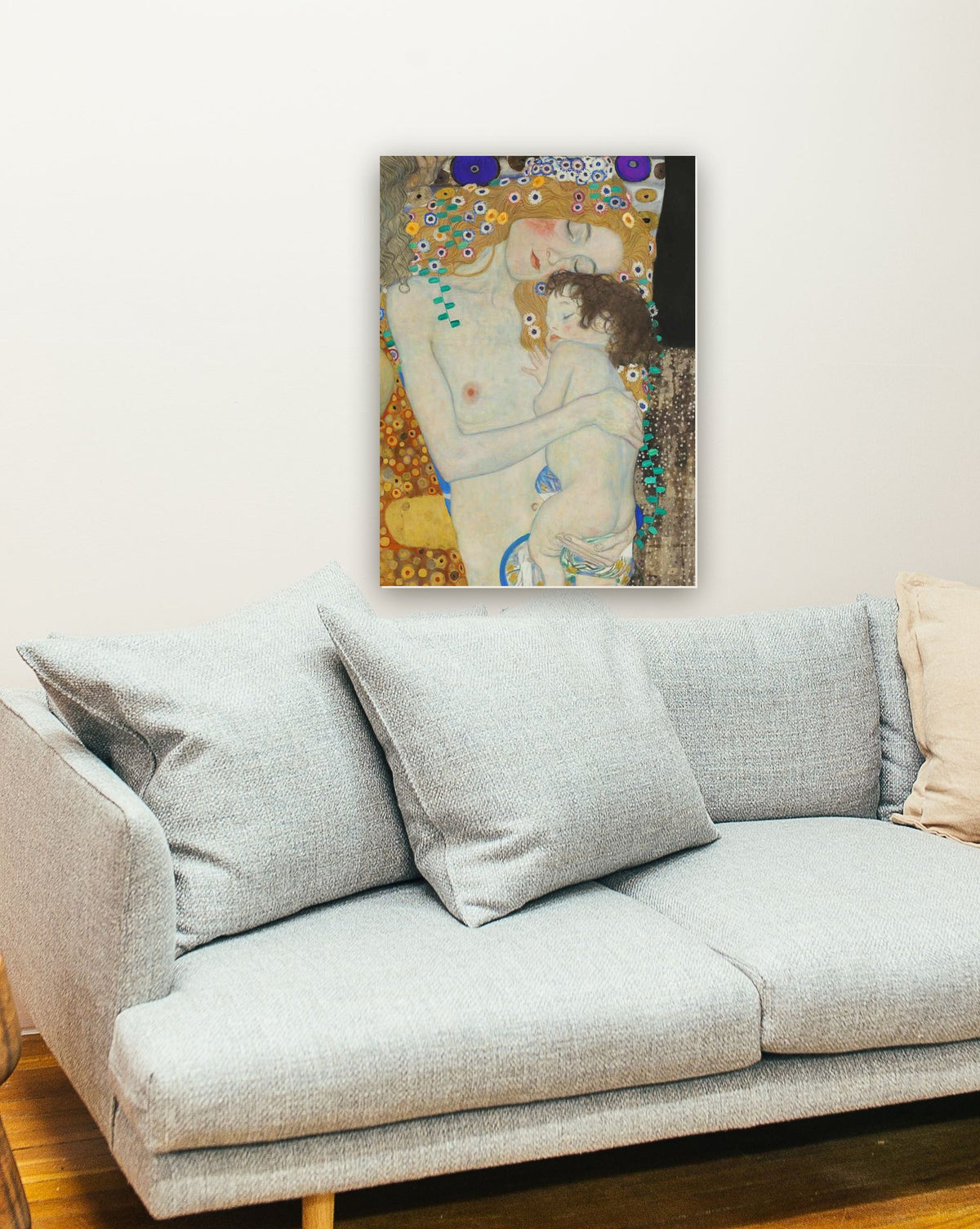 A Mãe e o Filho de Gustav Klimt na parede de uma sala