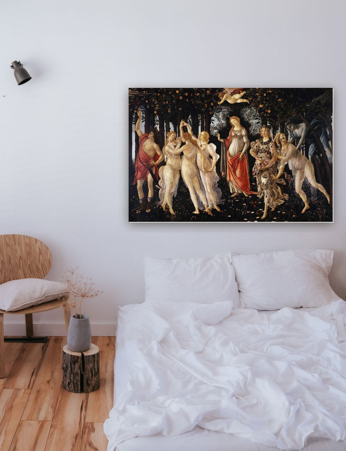 A Primavera de Sandro Botticelli na parede de um quarto