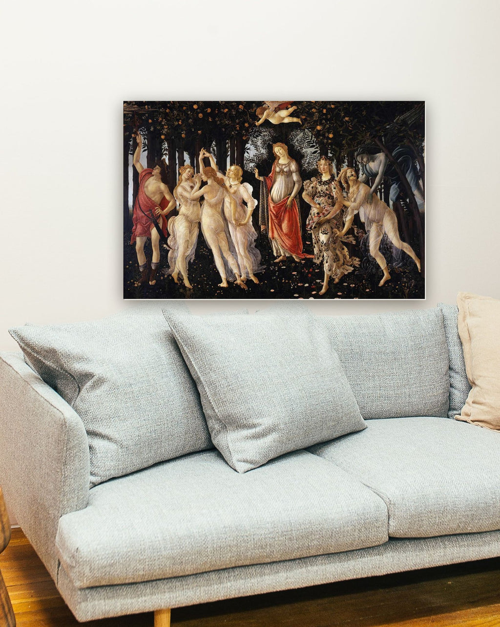A Primavera de Sandro Botticelli na parede de uma sala