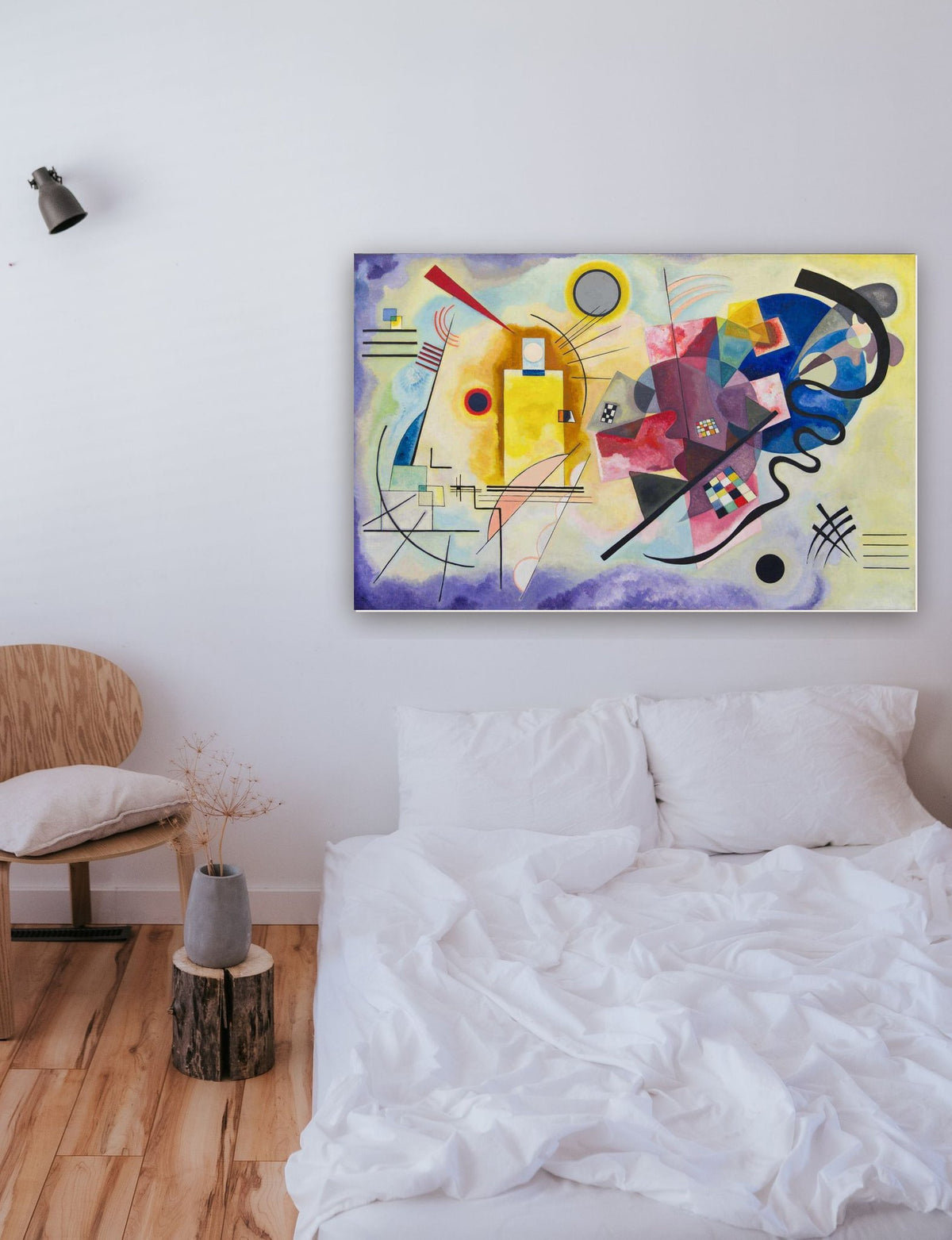 Amarelo Vermelho e Azul de Wassily Kandinsky na parede de um quarto