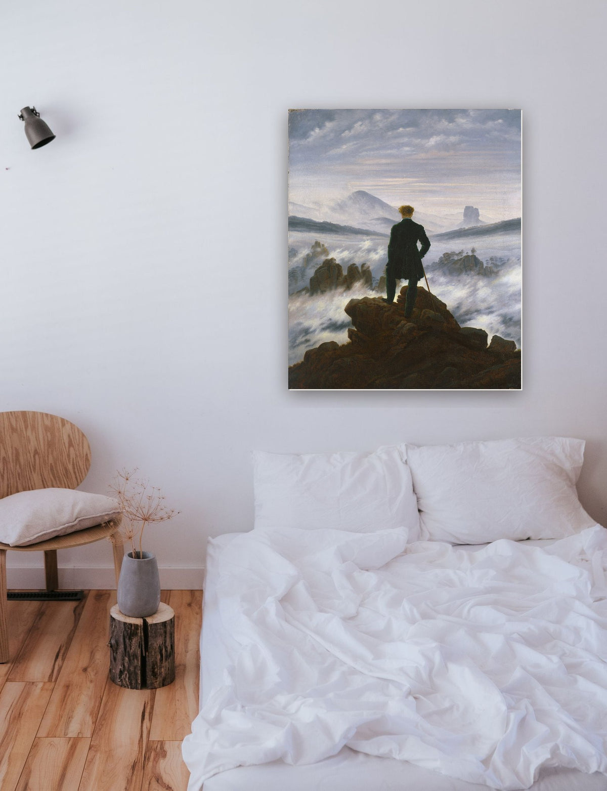 Andarilho Acima do Mar de Neblina de Caspar David Friedrich na parede de um quarto