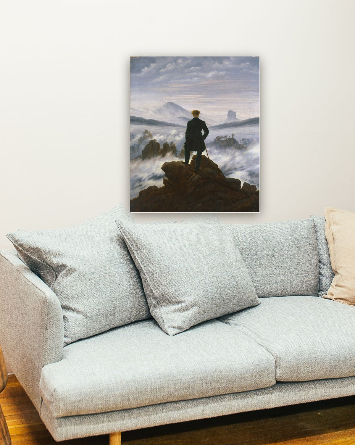 Andarilho Acima do Mar de Neblina de Caspar David Friedrich na parede de uma sala
