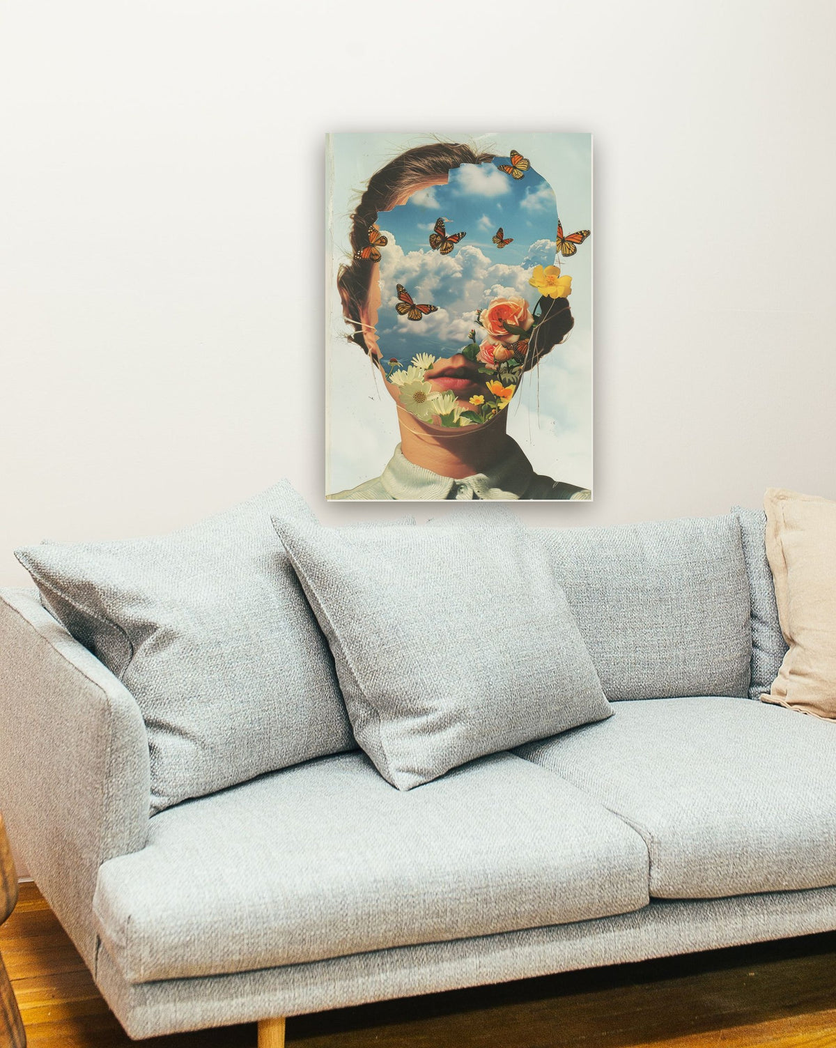 Arte Surrealista Woman in the Sky na parede de uma sala