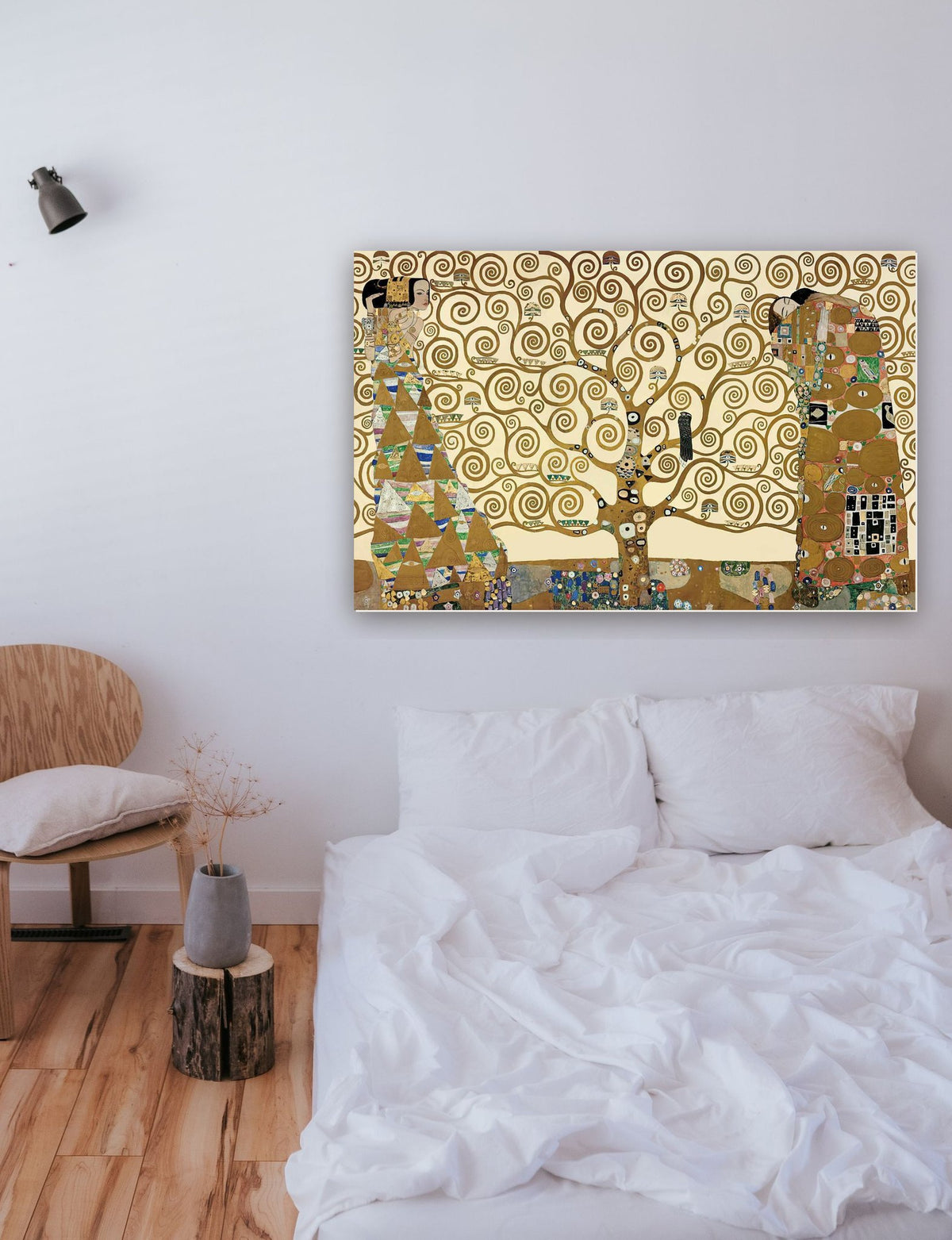 Árvore da Vida (1905) de Gustav Klimt na parede de um quarto