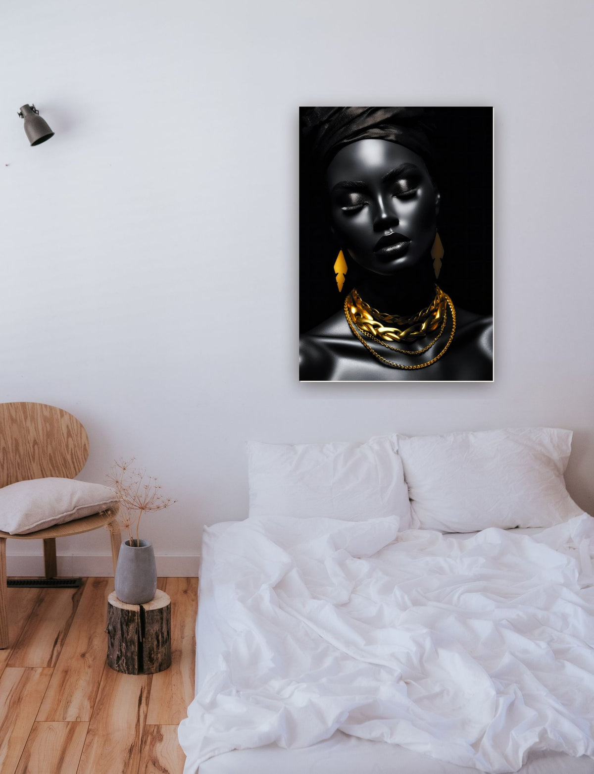 Black Gold Woman 2 na parede de um quarto