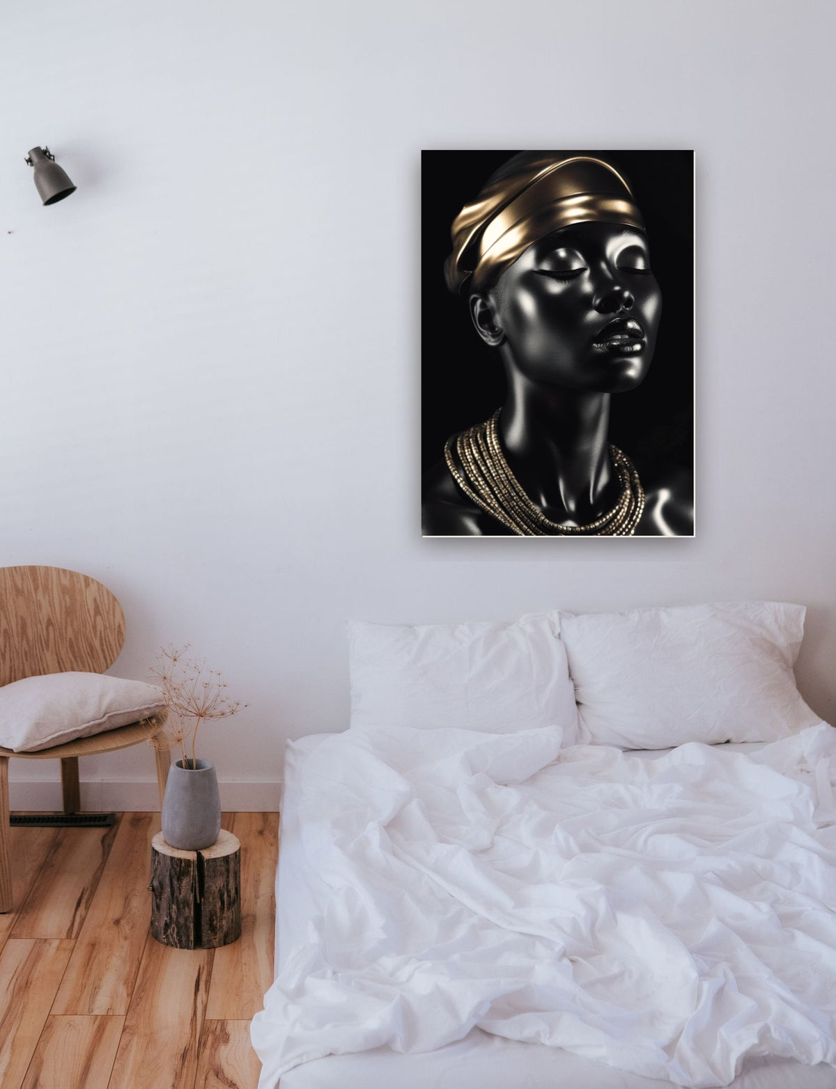 Black Gold Woman 3 na parede de um quarto