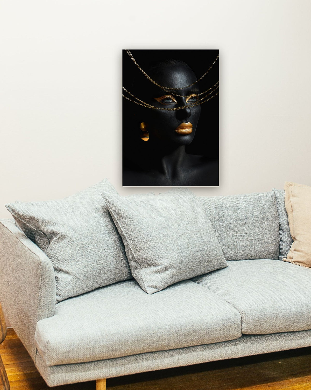 Black Gold Woman 4 na parede de uma sala