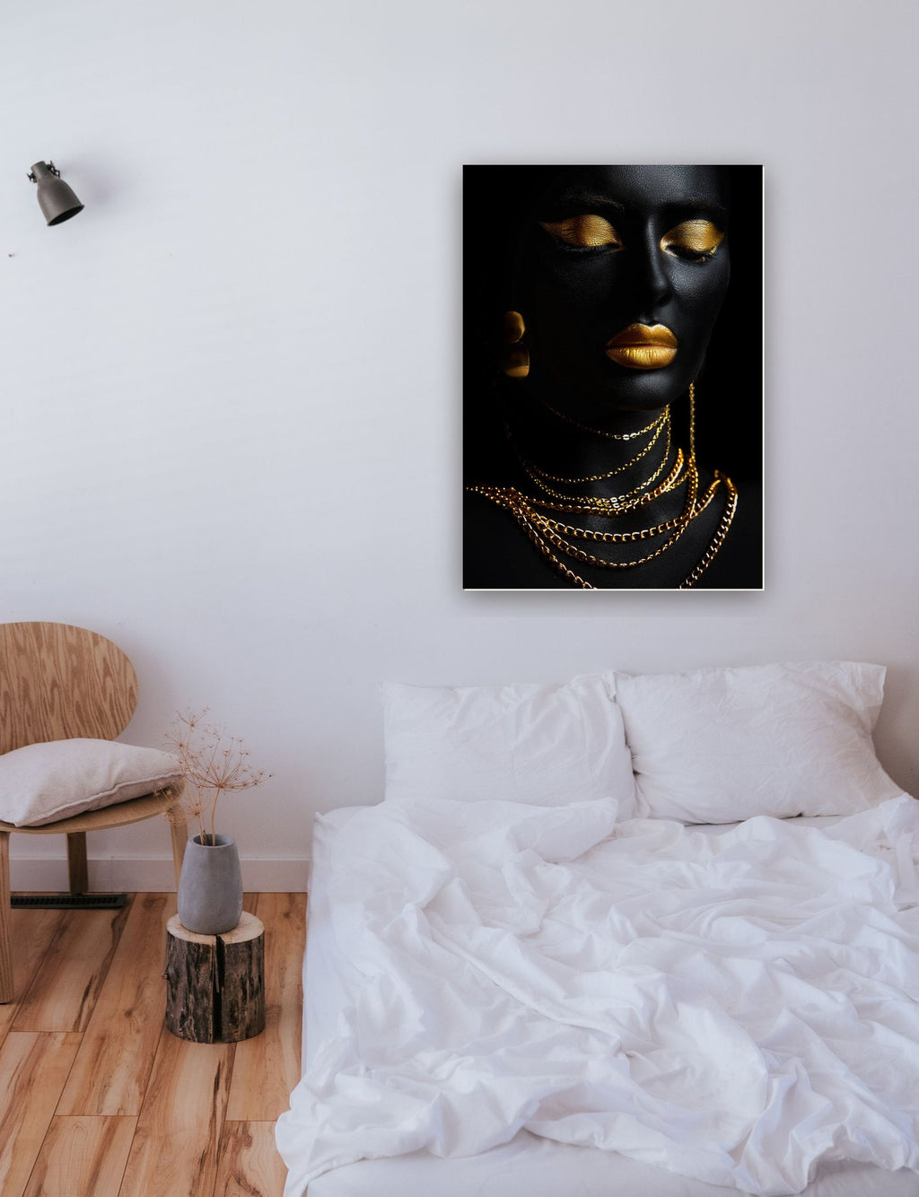 Black Gold Woman 5 na parede de um quarto
