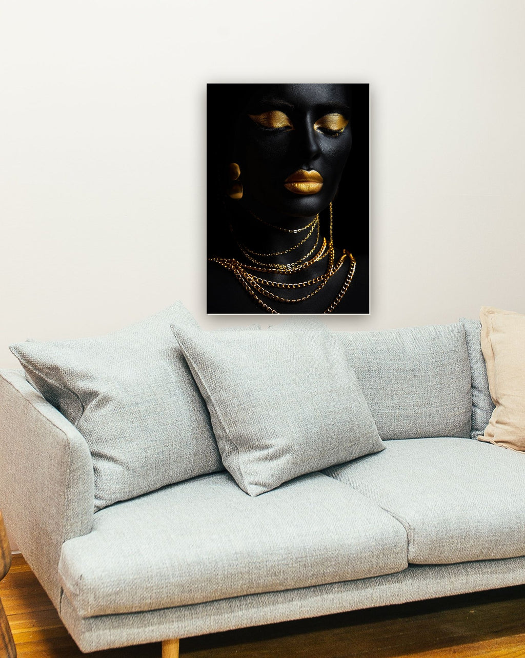 Black Gold Woman 5 na parede de uma sala
