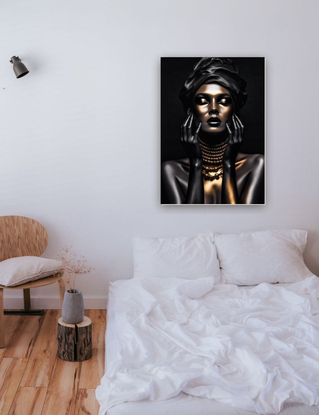 Black Gold Woman 7 na parede de um quarto