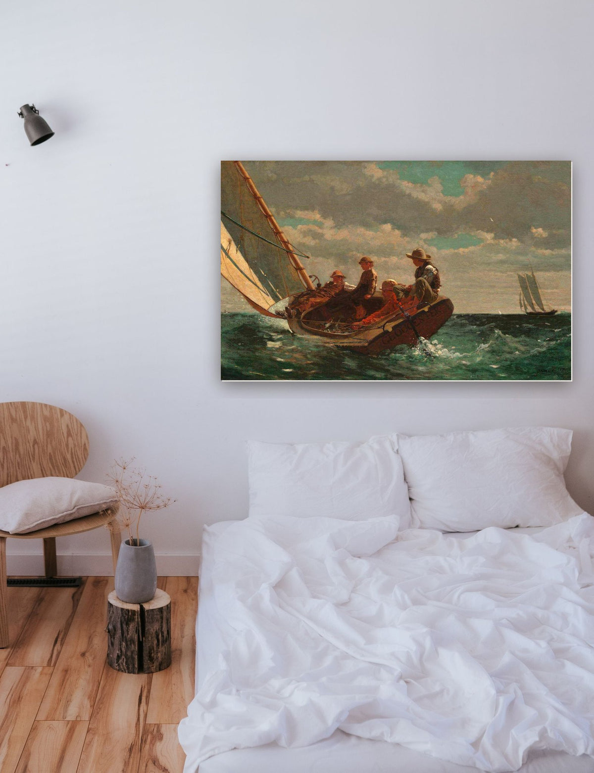 Brisa Forte de Winslow Homer na parede de um quarto
