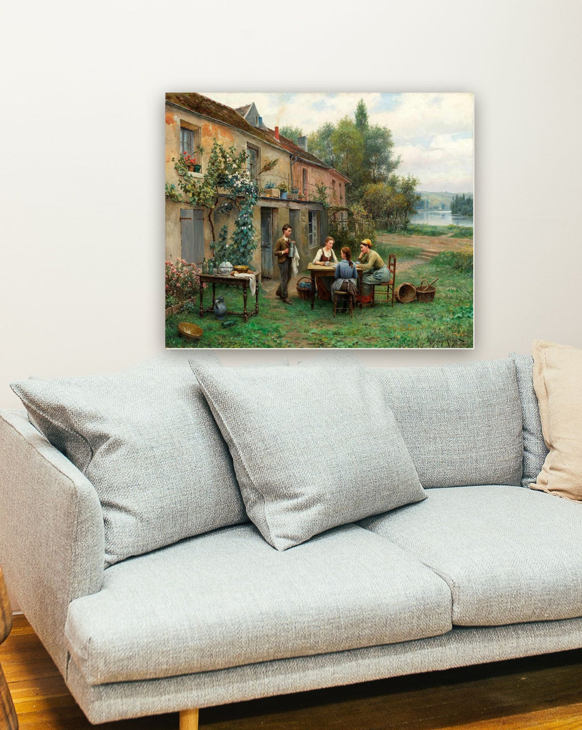 Café no Jardim de Daniel Ridgway Knight na parede de uma sala