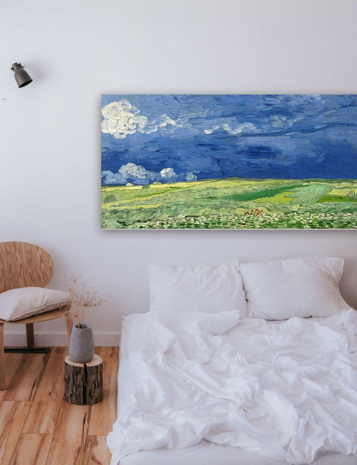 Campo com Nuvens de Tempestade de Vincent van Gogh na parede de um quarto