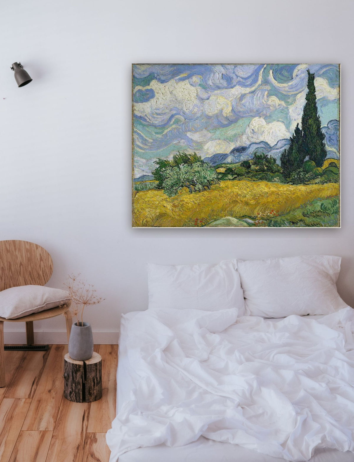 Campo de Trigo com Ciprestes de Vincent van Gogh na parede de um quarto