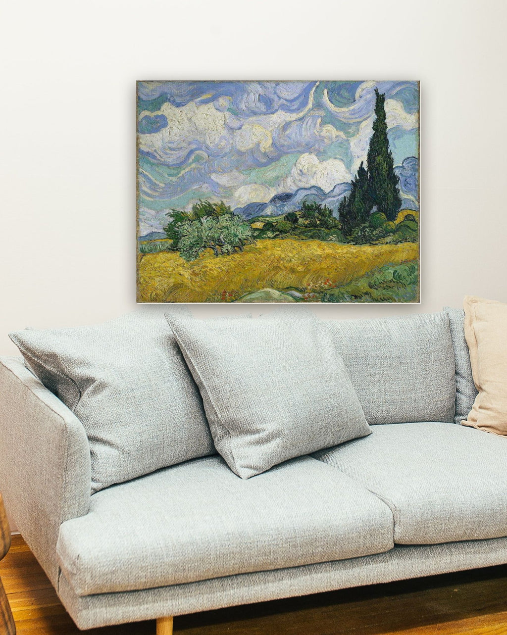 Campo de Trigo com Ciprestes de Vincent van Gogh na parede de uma sala