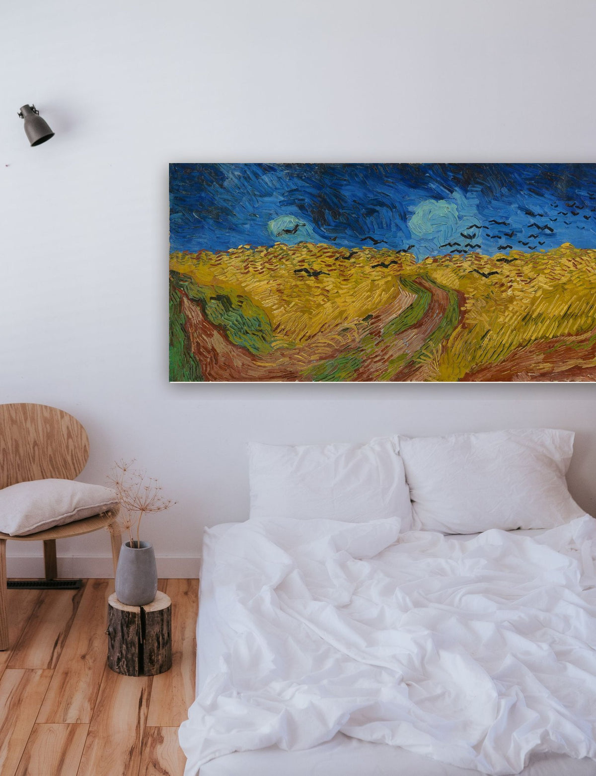 Campo de Trigo com Corvos de Vincent van Gogh na parede de um quarto