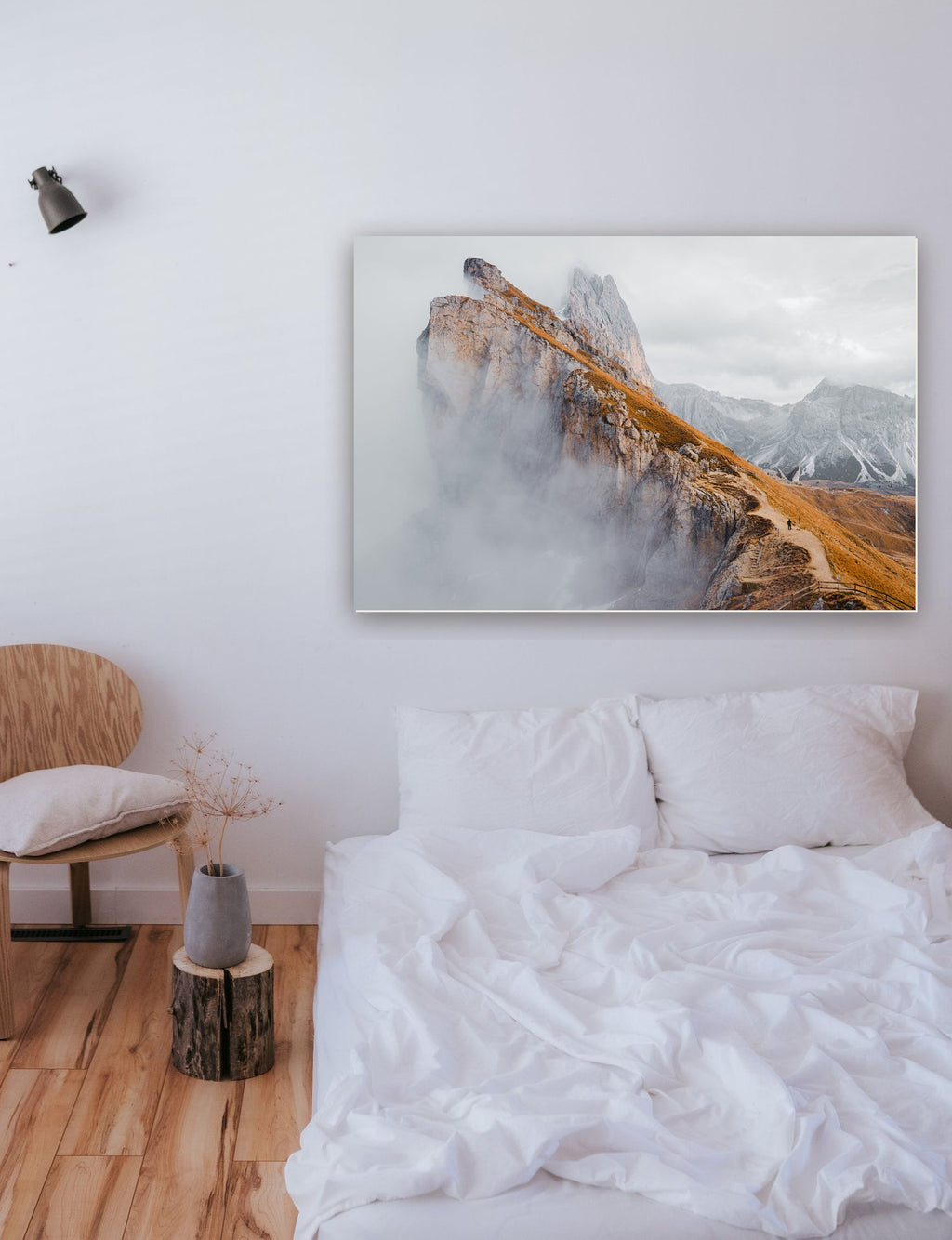 Dolomitas, com a cordilheira de Odle e o pico de Seceda, na Itália na parede de um quarto