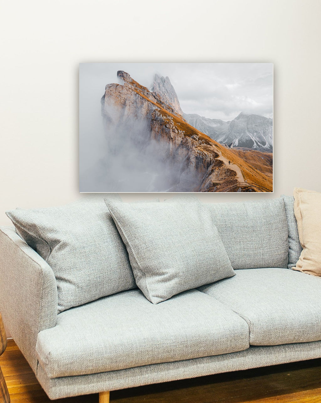 Dolomitas, com a cordilheira de Odle e o pico de Seceda, na Itália na parede de uma sala