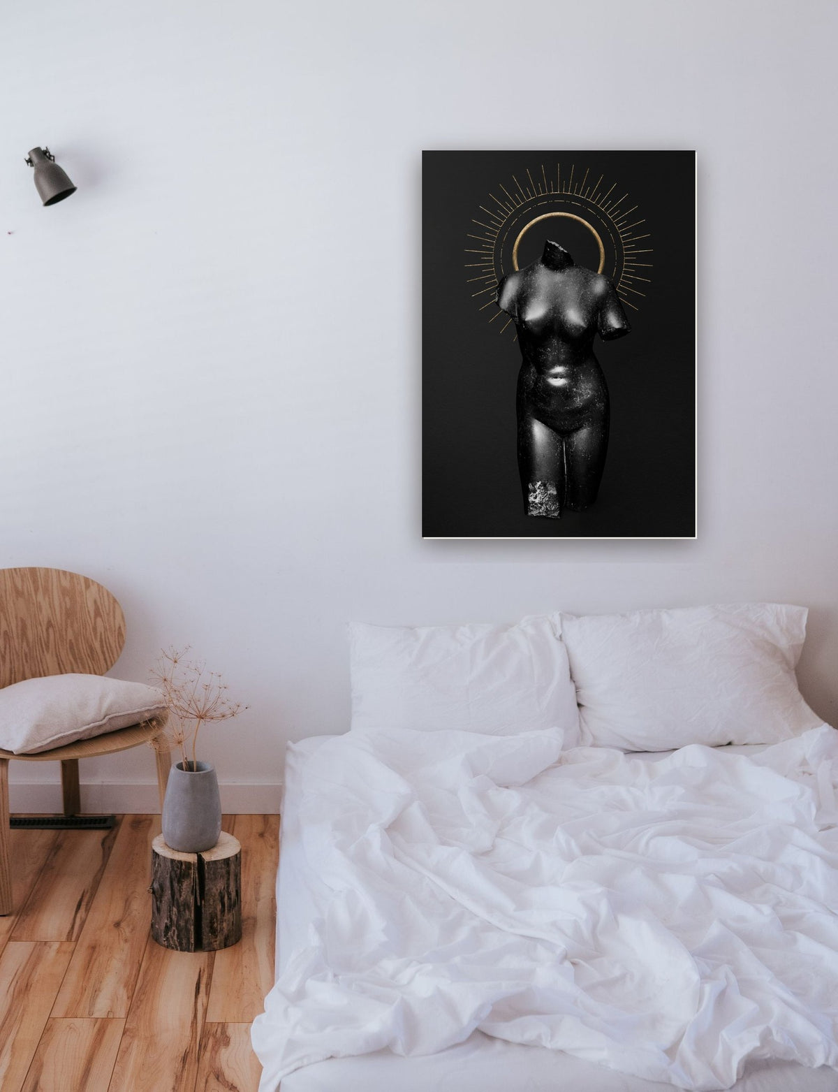 Escultura Feminina em Preto 3 na parede de um quarto