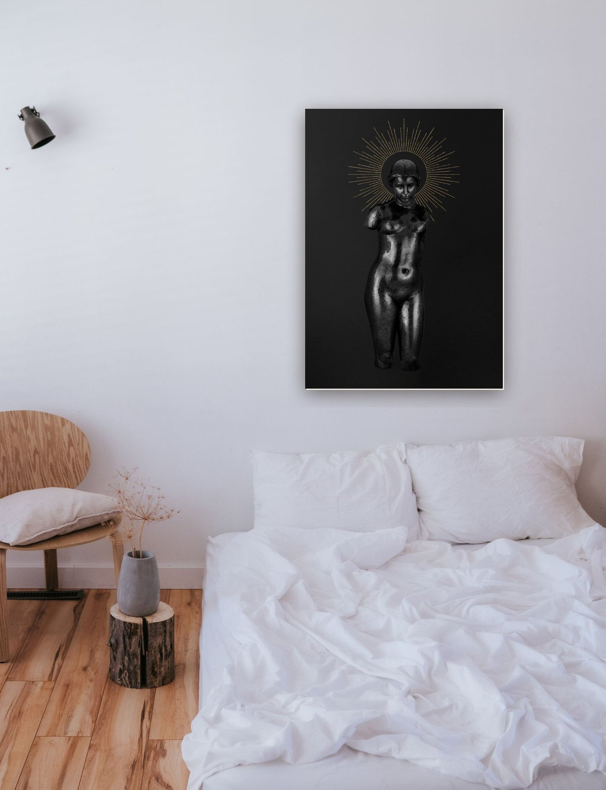 Escultura Feminina em Preto na parede de um quarto