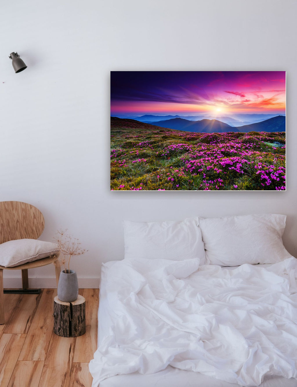 Flores na montanha na parede de um quarto