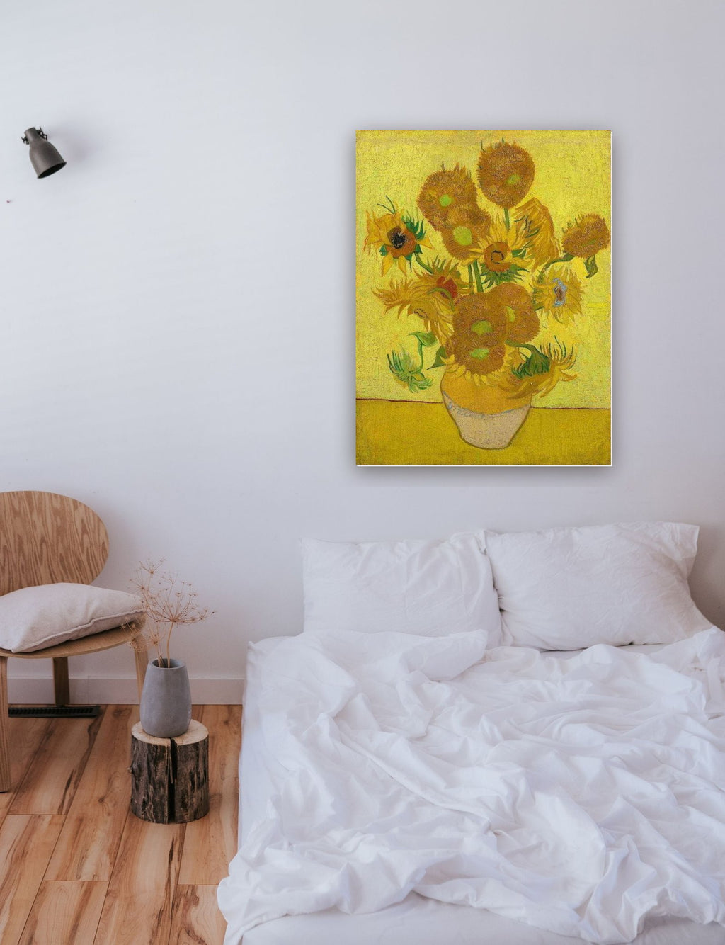 Girassóis (1889) de Vincent van Gogh na parede de um quarto