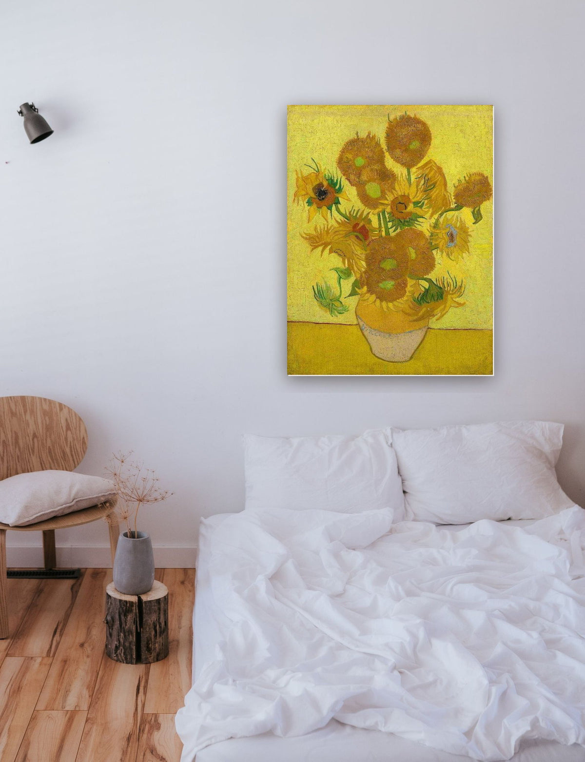 Girassóis (1889) de Vincent van Gogh na parede de um quarto