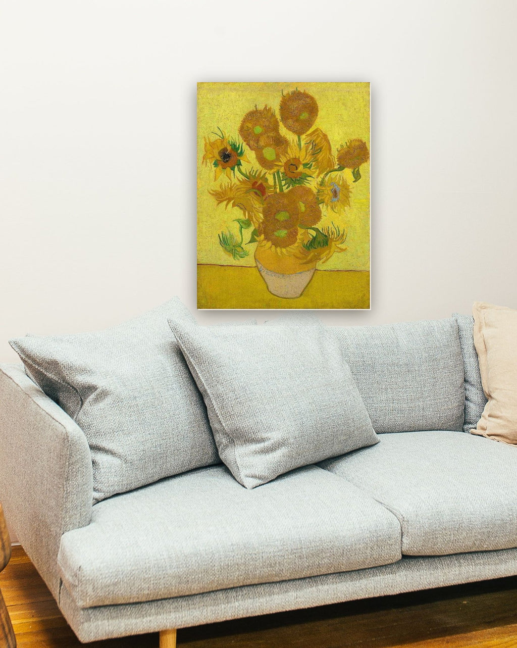 Girassóis (1889) de Vincent van Gogh na parede de uma sala