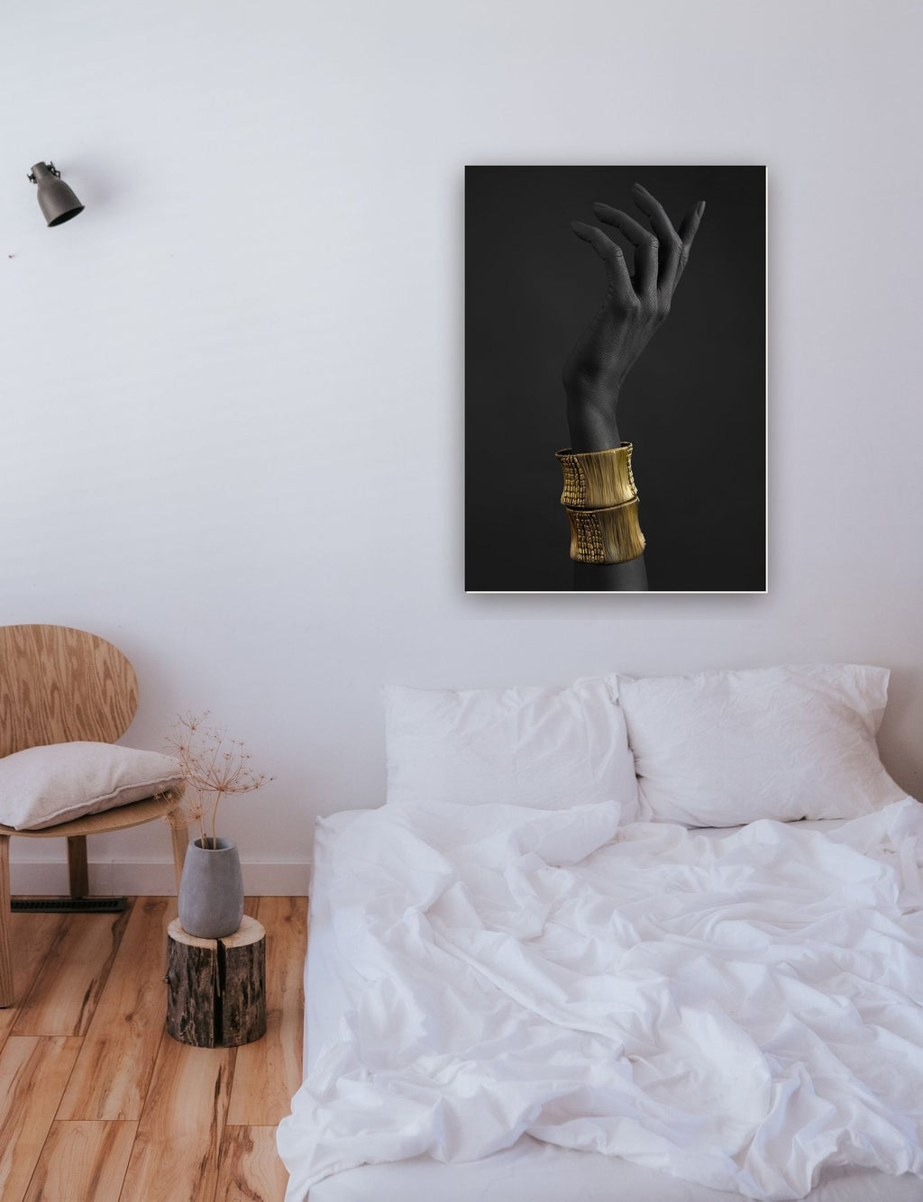 Gold Hand 3 na parede de um quarto