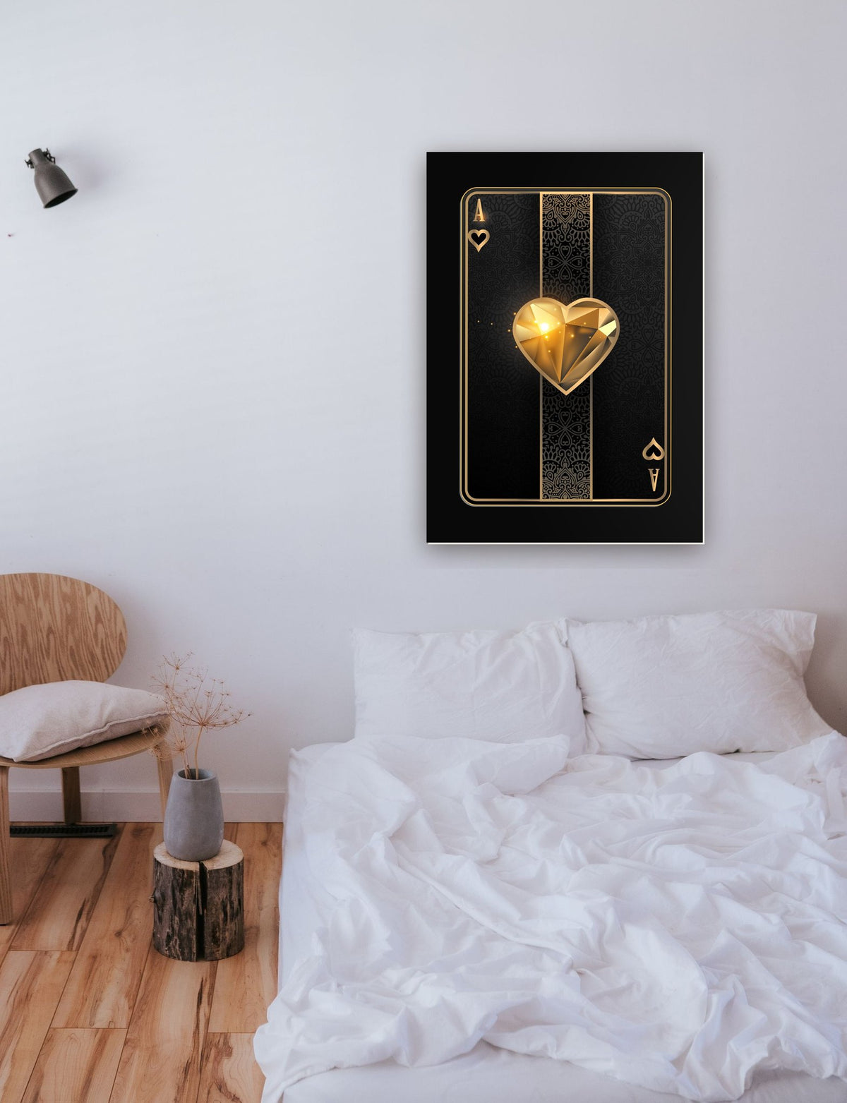Golden Card 1 na parede de um quarto