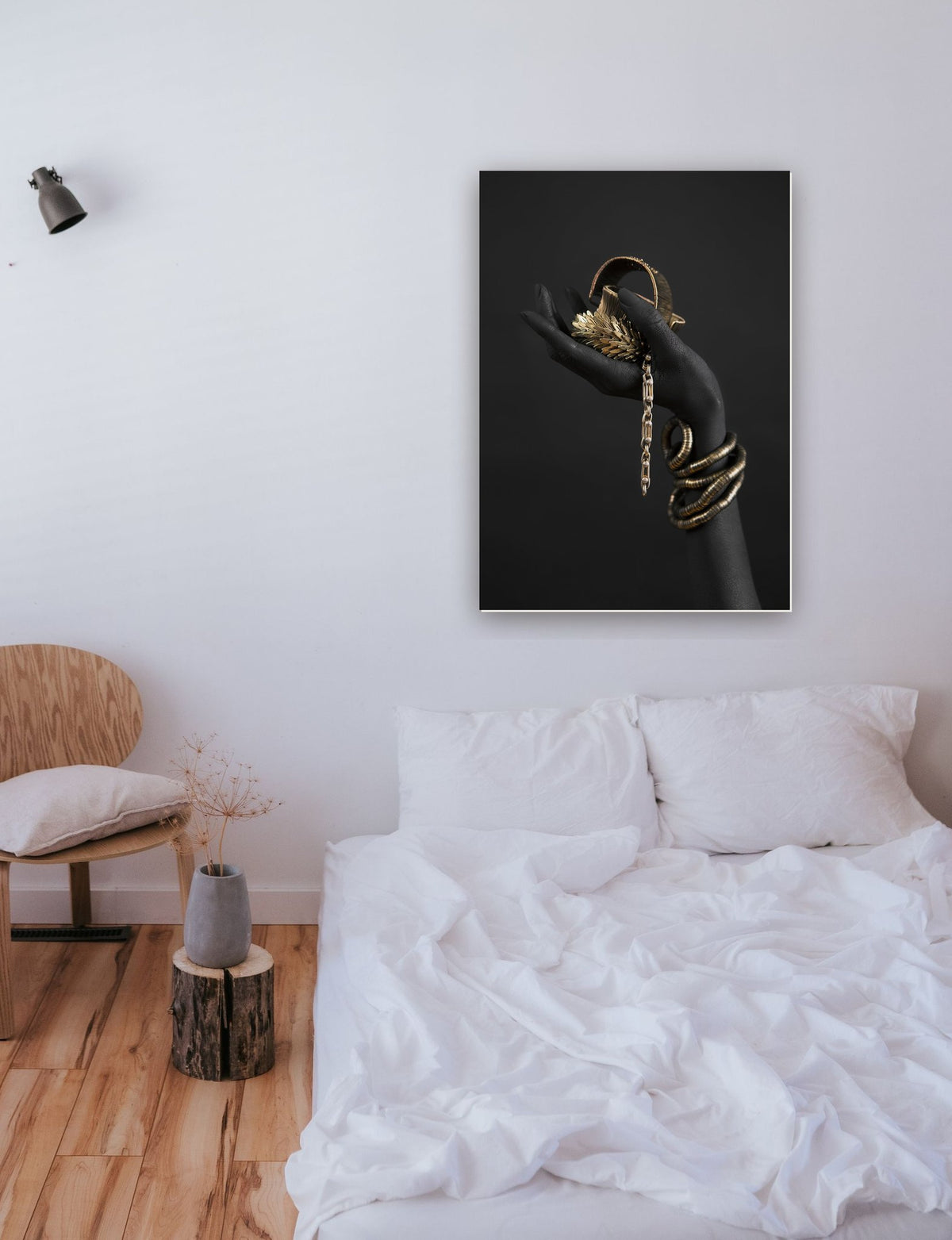 Gold Hand 1 na parede de um quarto
