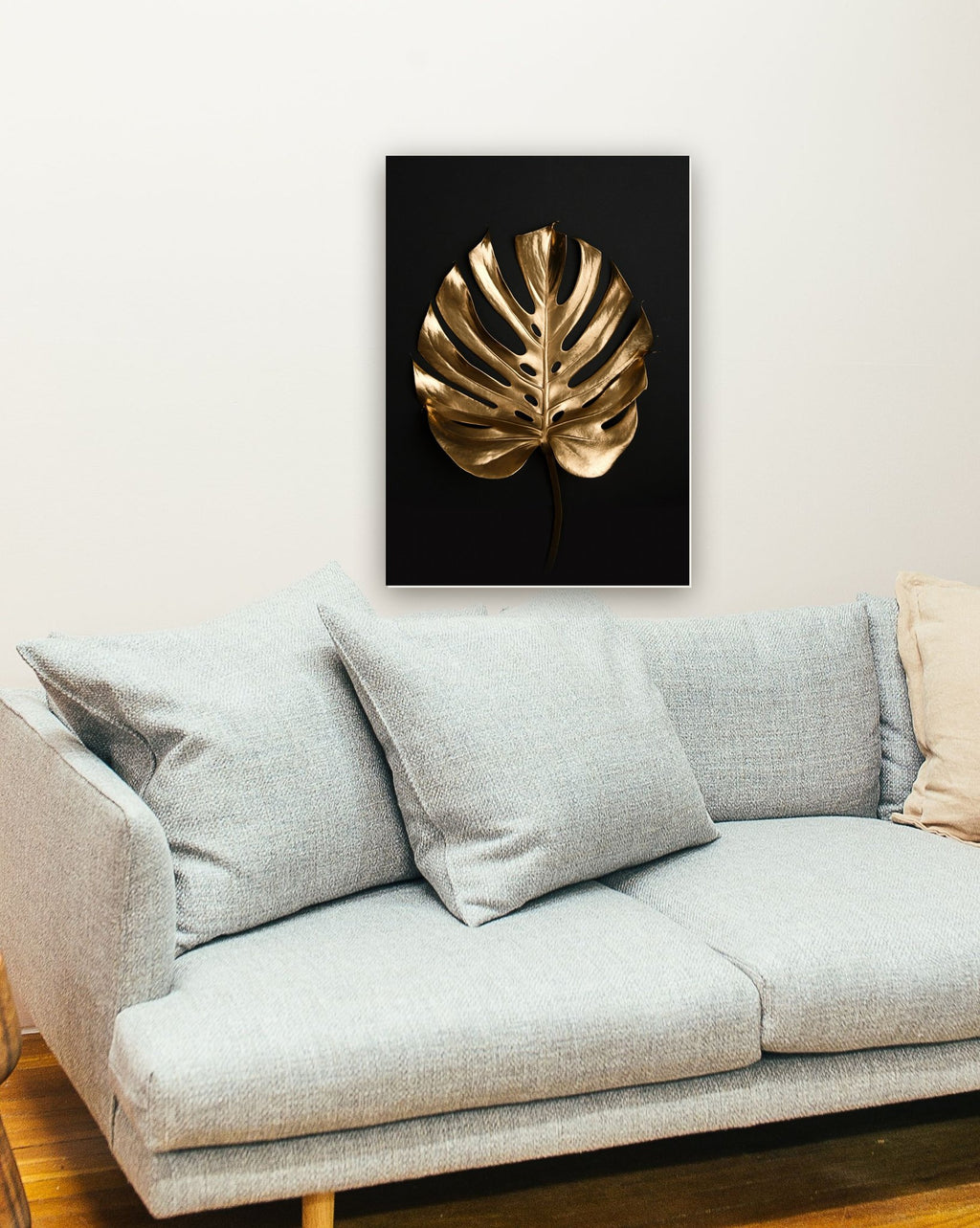 Golden Plant 4 na parede de uma sala