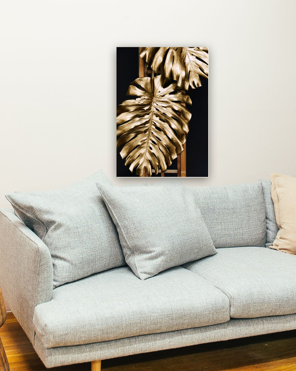 Golden Plant 7 na parede de uma sala