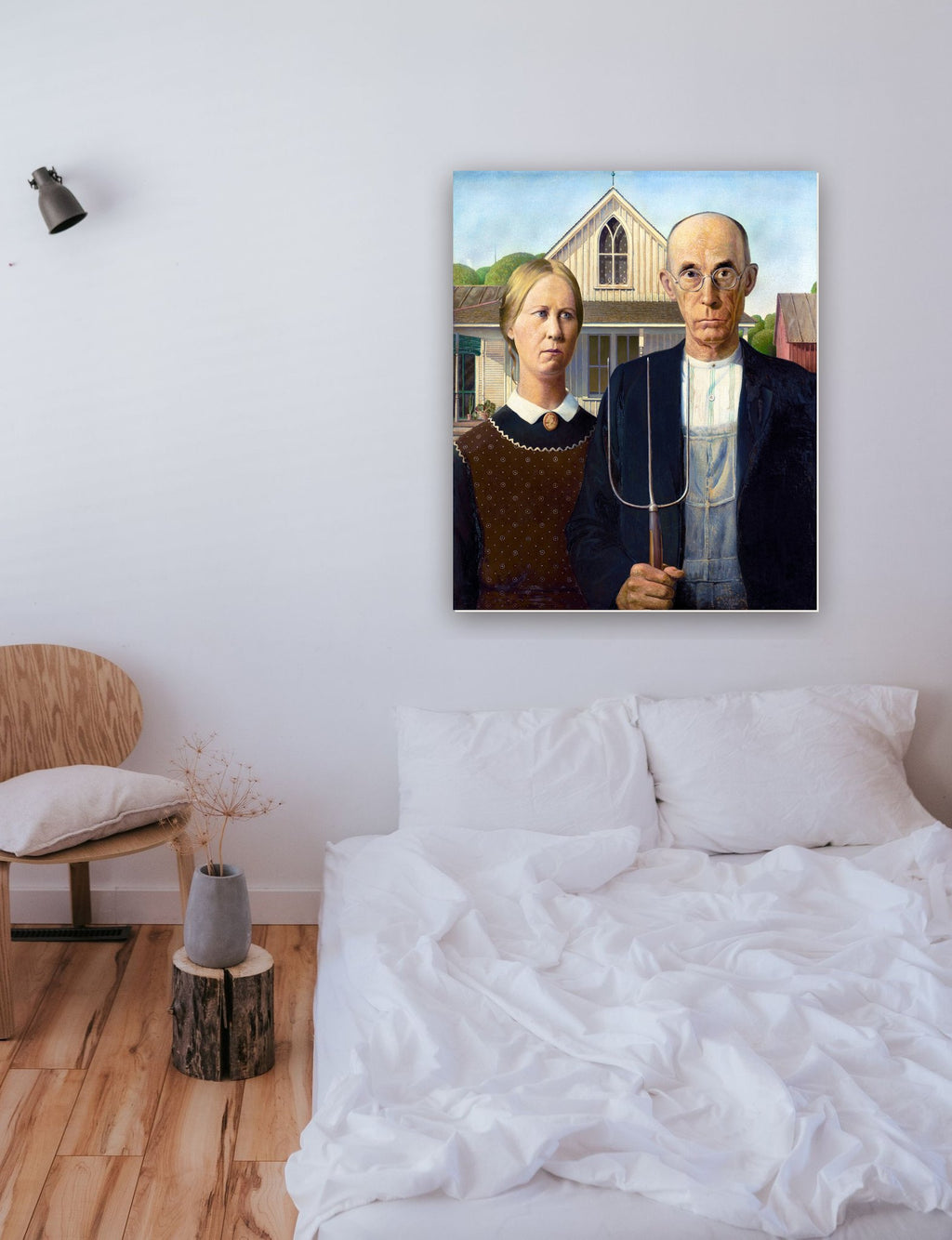 Gótico Americano de Grant Wood na parede de um quarto