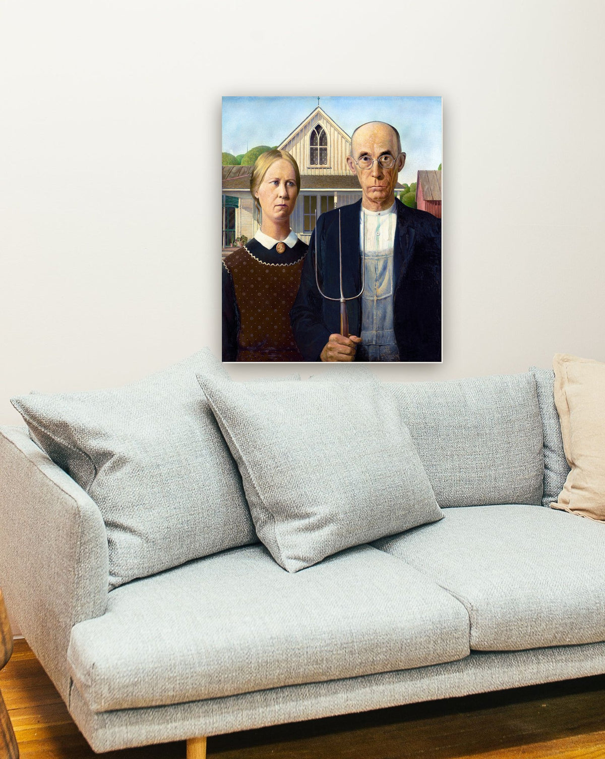 Gótico Americano de Grant Wood na parede de uma sala