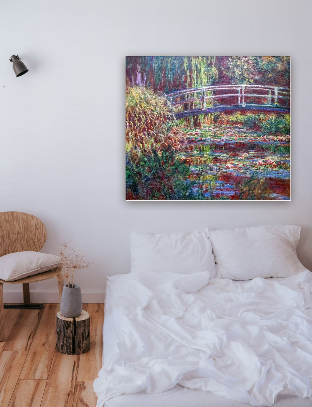 Harmonia Rosa de Claude Monet na parede de um quarto