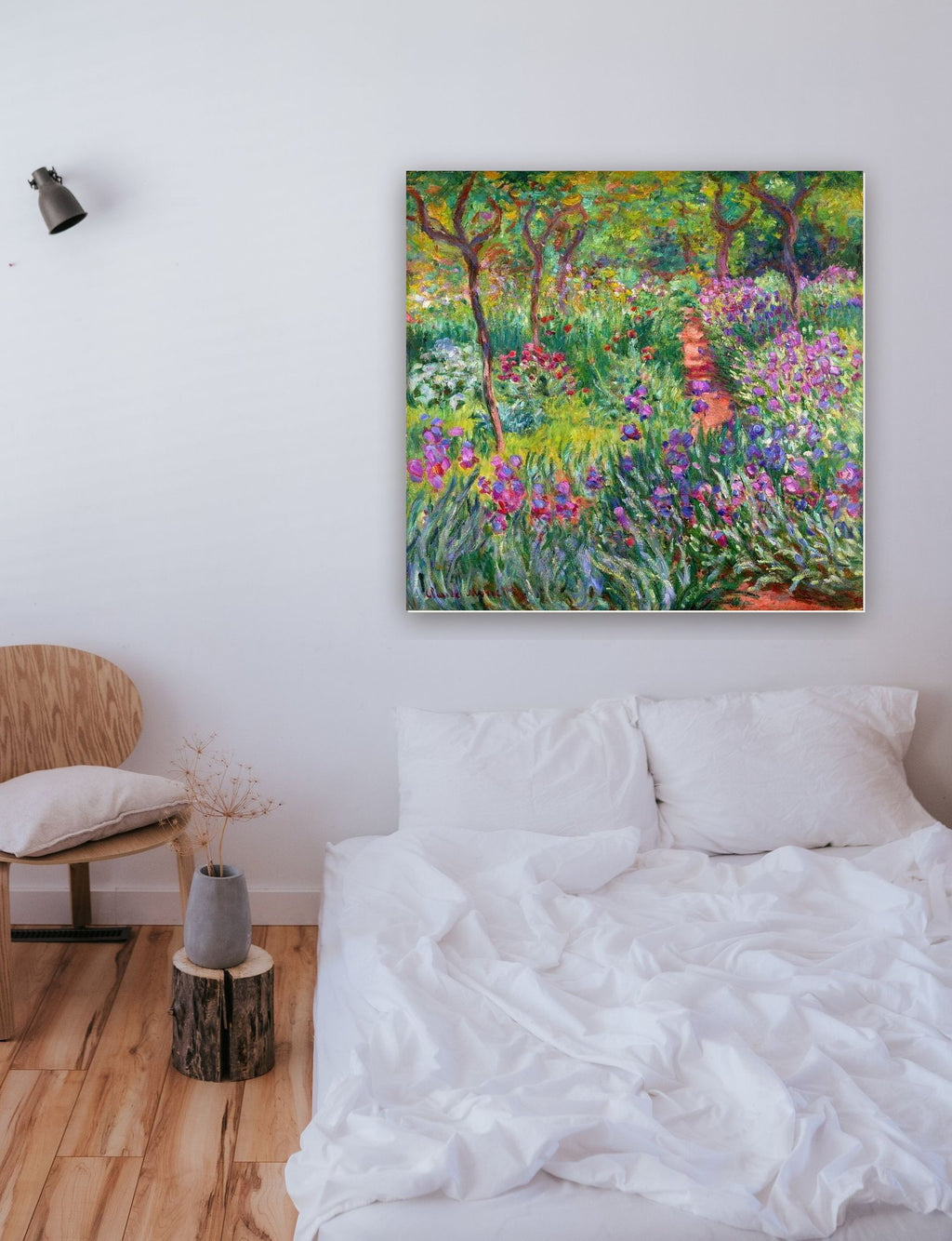 Jardim de Iris (1900) de Claude Monet na parede de um quarto