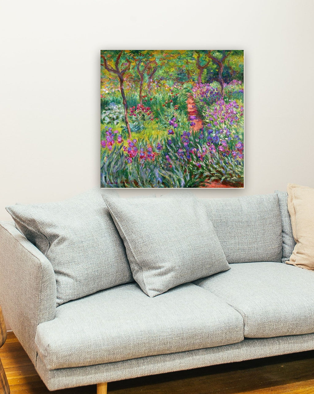 Jardim de Iris (1900) de Claude Monet na parede de uma sala